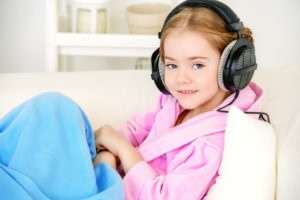 Mädchen hört Radio DAB+